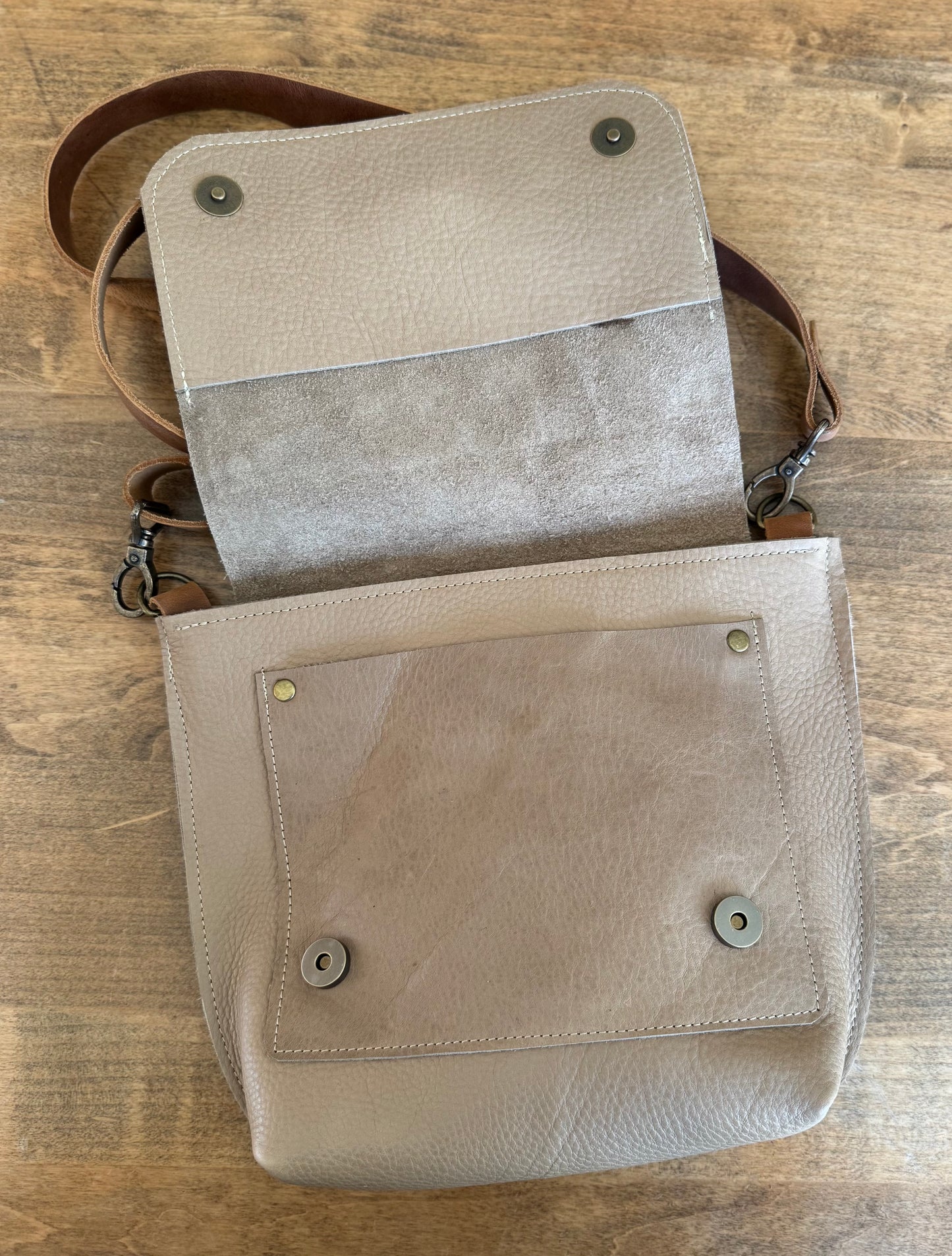 Poppyseeds Leather Crossbody Handbag